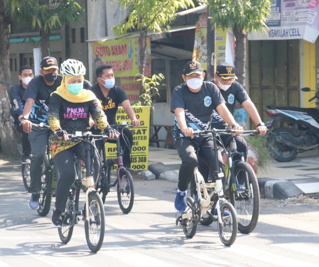Bupati Lamongan Yuhronur Ajak Gubernur Gowes Keliling Kota Lamongan dan Mampir ke Industri Shuttecock