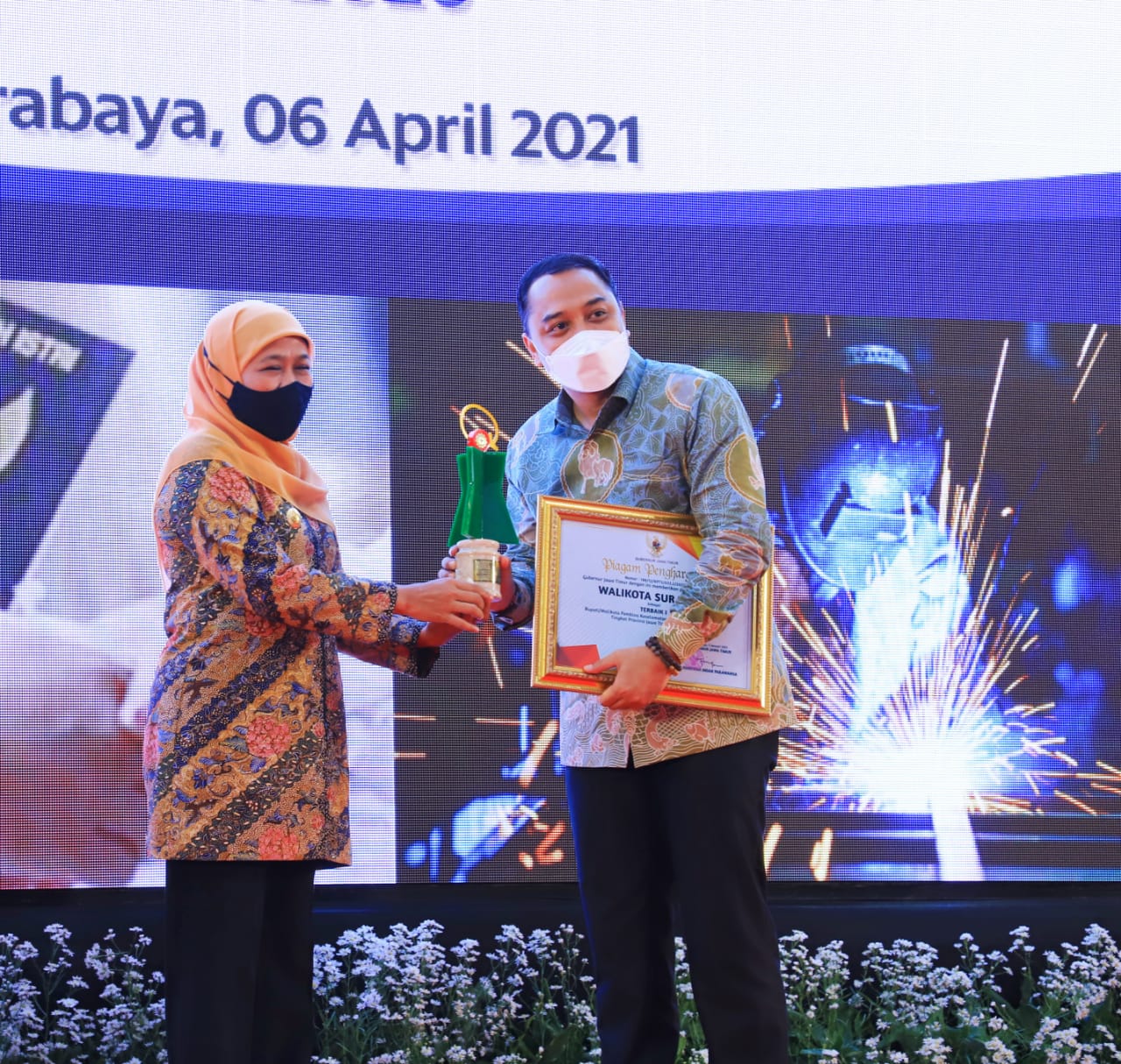 Wali Kota Surabaya Terima Penghargaan Pembina K3 Terbaik dari Gubernur