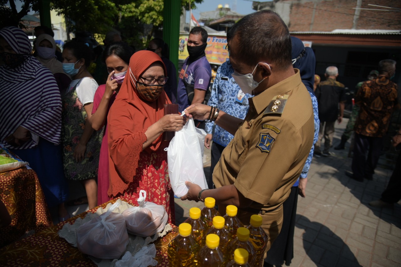 Stabilkan Harga Sembako, Cak Ji Tinjau Operasi Pasar di Balai RW Balongsari