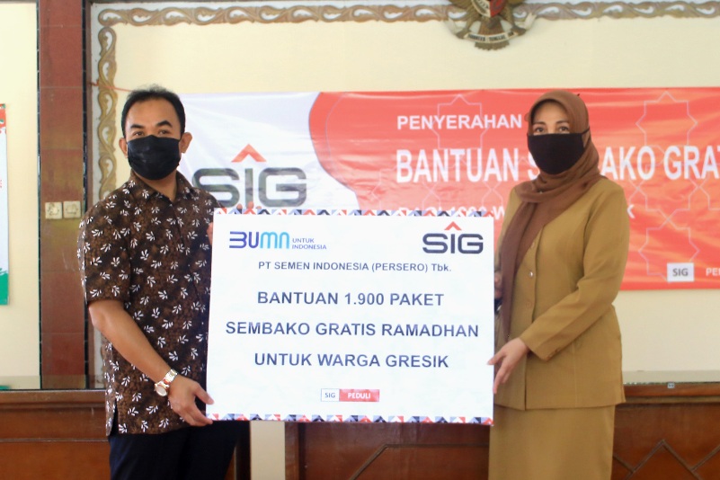 Semen Indonesia Bagikan 1.900 Paket Sembako Untuk Warga Gresik