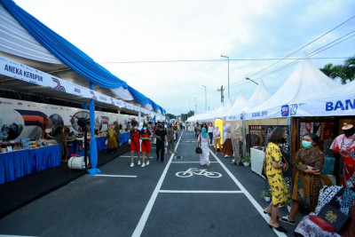 Produk Halal Disajikan di Pantai Marina Boom, Ada Kajian Agama yang Toleran