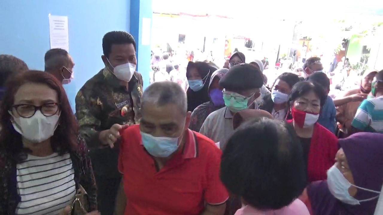 Vaksinasi di Sidoarjo Ini Malah Picu Kerumunan Warga, Wabup Akhirnya Turun Tangan