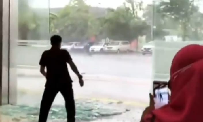 Dihantam Angin Kencang, Pintu Barat Icon Mall Gresik Hancur