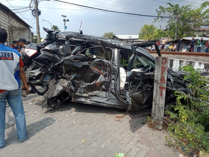 Mobil Wuling Disambar Kereta di Surabaya Ringsek, Satu Orang Tewas