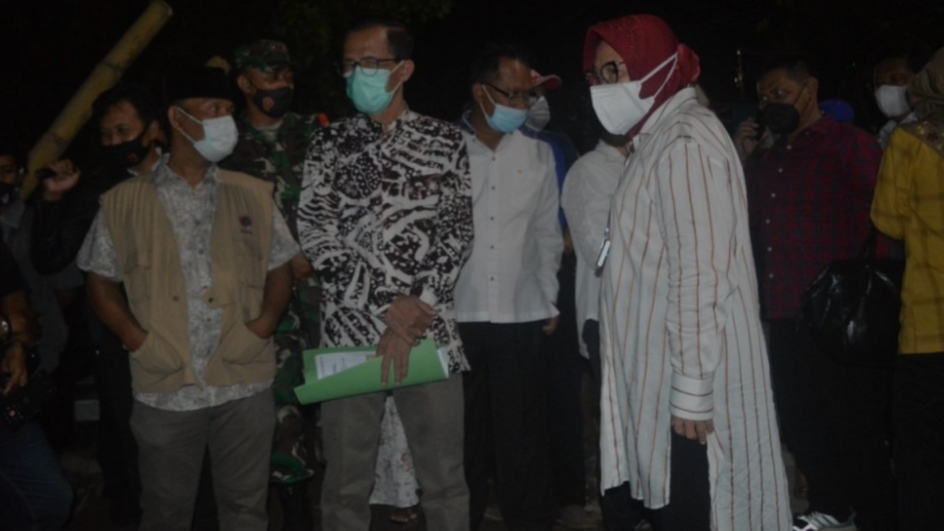 Ke Magetan, Mensos Risma Tinjau Jembatan Putus