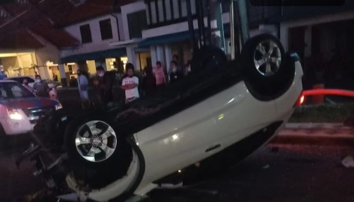 Diduga Mabuk Saat Berkendara, Mobil Gadis 17 Tahun Asal Surabaya Tabrak PJU Hingga Terbalik