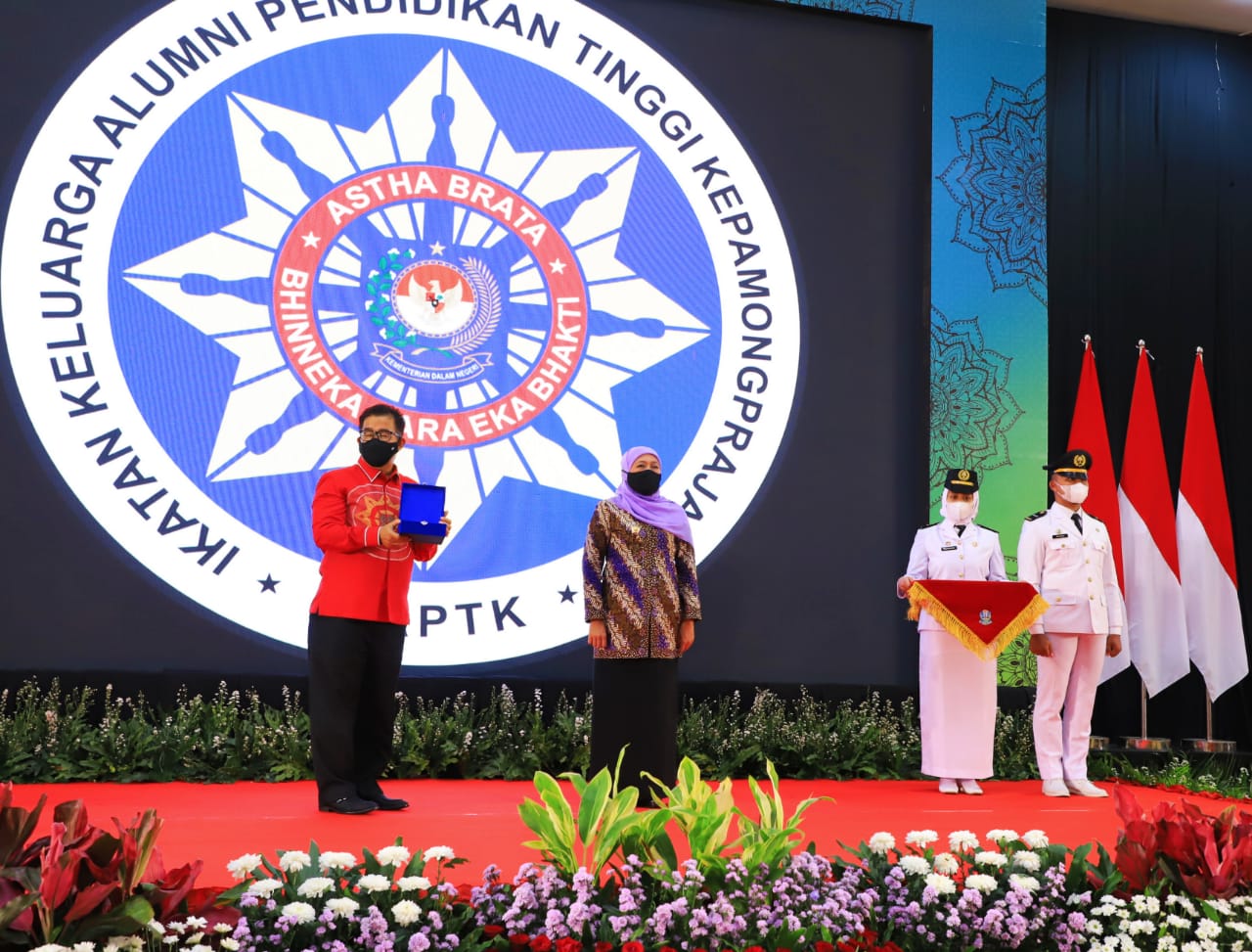Gubernur Khofifah Terima Lencana Kehormatan Asthabrata Dari IKAPTK