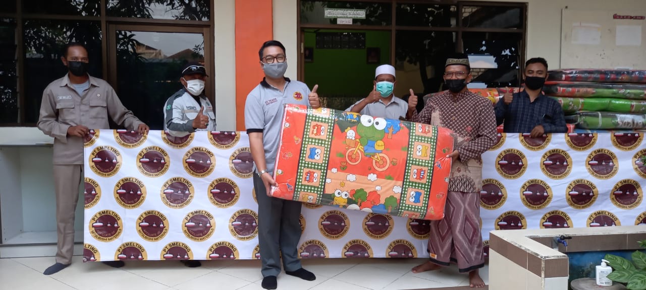 Peduli Yatim, PT Smelting Salurkan Kasur dan Rak ke Panti Asuhan Ibnu Hajar Surabaya