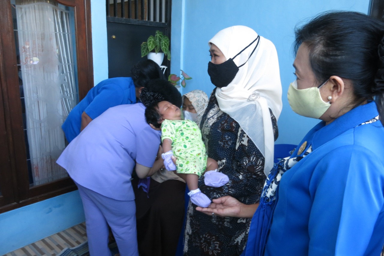 Gendong Anak Sertu Rudiansyah yang Masih 9 Hari, Mata Gubernur Khofifah Berkaca-kaca