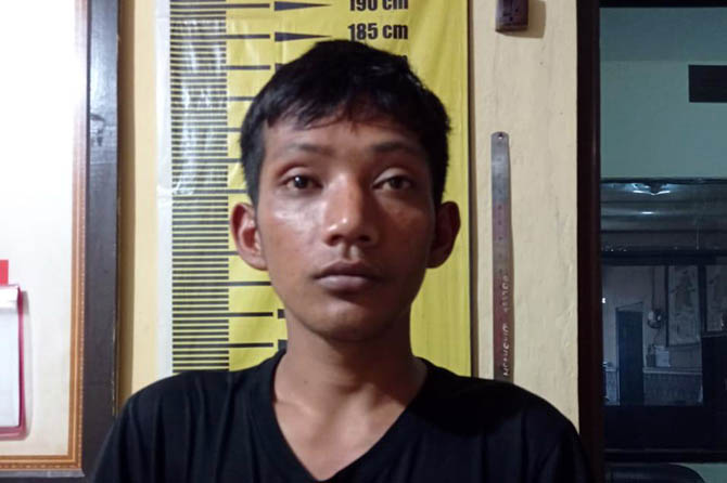 Pemuda Pasuruan  Ini Hobi 'Makan' Rel Kereta Lori