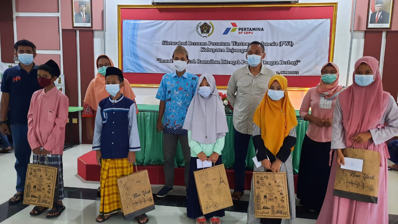 Jelang Idul Fitri, PWI Bojonegoro dan PEPC Berbagi Kepada Yatim Piatu