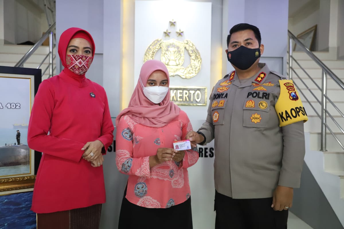 Istri Awak KRI Nanggala Dapat Bantuan SIM A Gratis di Mojokerto