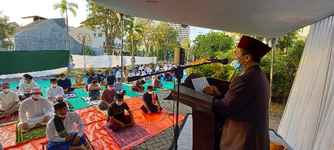 Terapkan Protokol Kesehatan Ketat, Warga Perumahan Green Garden Regency Gresik Gelar Salat Ied di Taman
