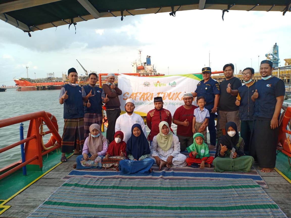 Sejumlah Anak Yatim Gresik Diajari Keselamatan Berlayar Sambil Buka Bersama