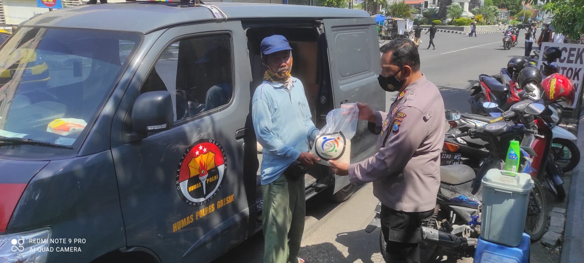 Polres Gresik dan Komunitas Medsos Bagikan Santunan Anak Yatim dan Tukang Becak