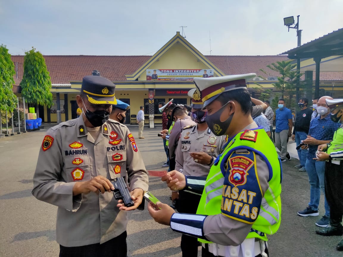 Ratusan Anggota Polres Ponorogo Jalani Tes Urine dan Pemeriksaan Senpi, Ini Tujuannya
