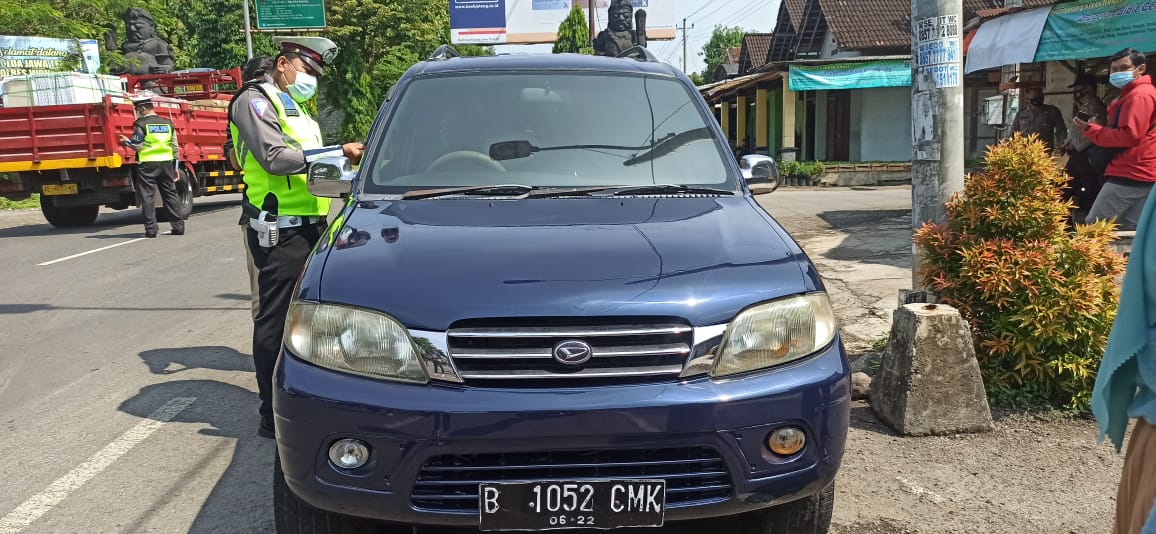 Nekat Mudik, Sebanyak 20 Kendaraan Masuk Ponorogo Dipaksa Putar Balik