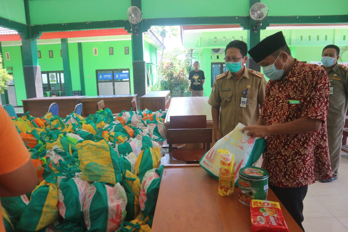 Sidak Penyaluran Bantuan Non Tunai, Wabup Bojonegoro Temukan Perbedaan Barang
