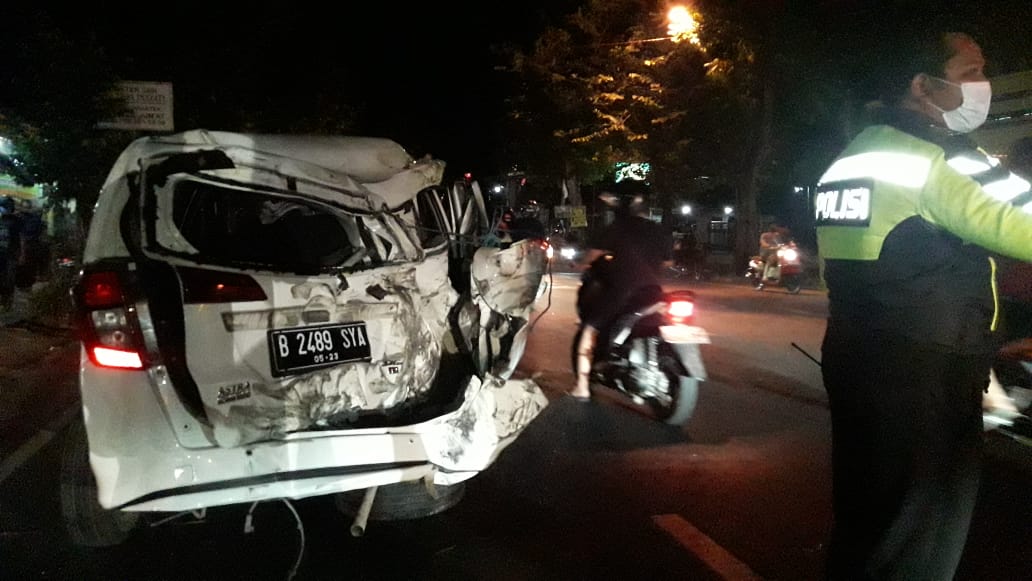 Terlibat Kecelakaan Beruntun, Dua Minivan Ringsek