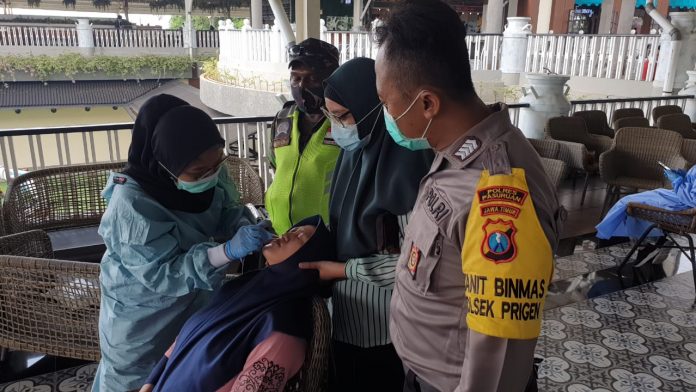 Cegah Penyebaran di Sektor Wisata, Polsek Prigen Lakukan Swab Antigen untuk 5 Pengunjung Cimory