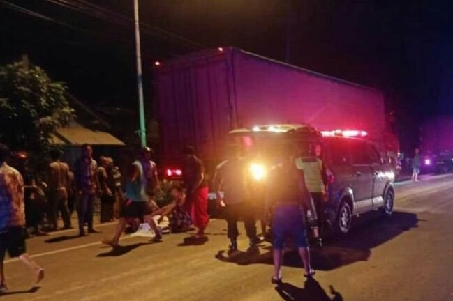 Oleng Saat Kendarai Ninja, Remaja Tuban Tabrak Orang Lalu Ndlosor di Kolong Truk