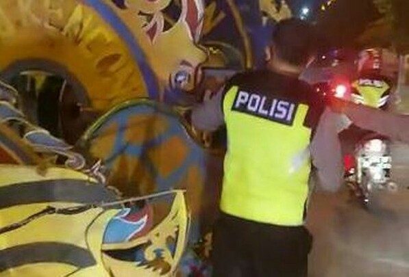 Sebabkan Kerumunan Massa, Takbir Keliling Pakai Kereta Kencana di Tuban Dibubarkan Polisi