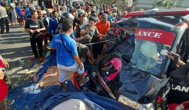 Ambulan di Ngawi Tertimpa Truk Muatan Kacang Tanah, Beruntung Jenazah Telah Diturunkan