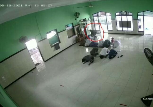 Maling di Masjid Kediri Terekam CCTV, Curi Tas Saat Korban Salat Jamaah