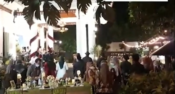 Ada Kerumunan di Pesta Ulang Tahun Khofifah-Emil, Ini Kata Pihak Pemprov!