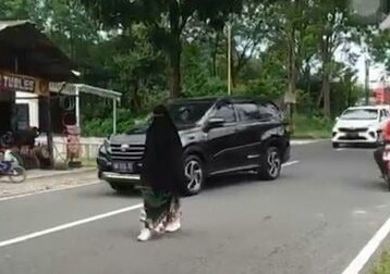 Depresi Ditinggal Pacar, Perempuan Bercadar Jalan Kaki di Jalan Raya Magetan, Bikin Macet Ning...