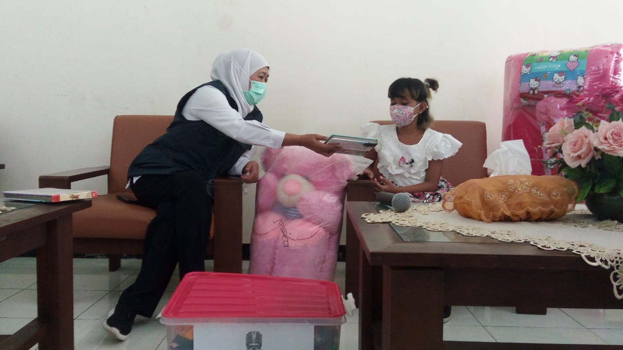 Khofifah Serahkan AP, Anak EAS, ART Korban Kekerasan Majikan ke PPSAB di Sidoarjo