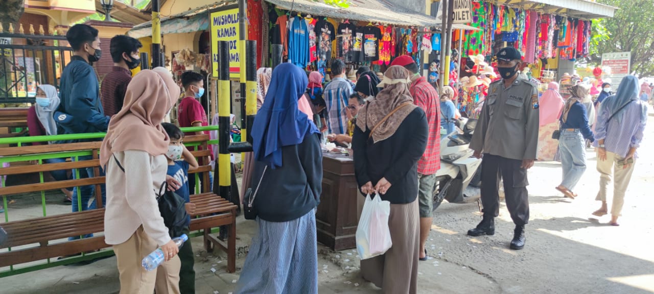 Polres Gresik Awasi Pengunjung Pantai Delegan, Cegah Kerumunan