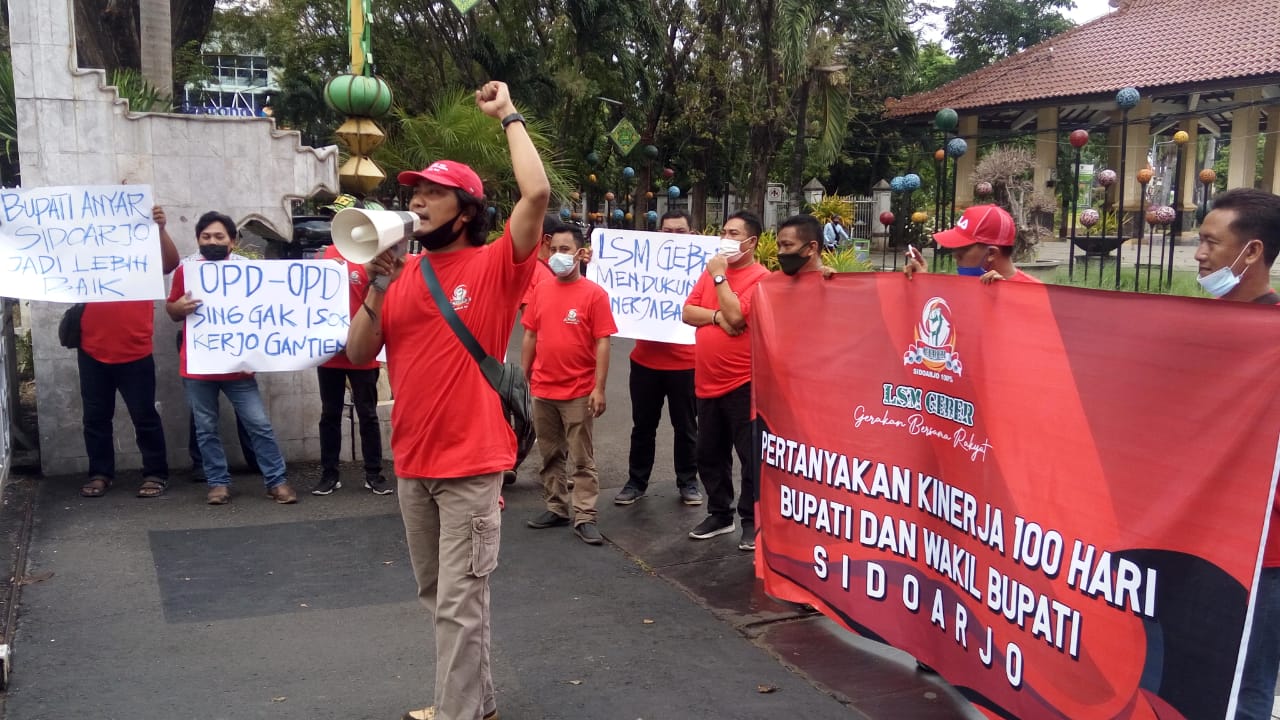 Pertanyakan Kinerja 100 Hari Bupati Gus Muhdlor, LSM ini Demonstrasi Depan Pendopo Sidoarjo