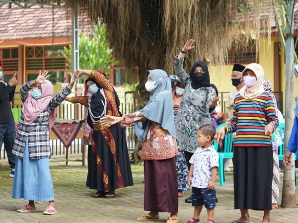 Cara Bupati Banyuwangi Kampanyekan Vaksinasi Covid-19, Ajak Lansia Senam Bareng
