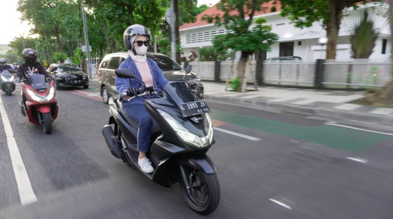 Tips Berkendara Motor Bawa Barang Yang Aman Bagi Perempuan