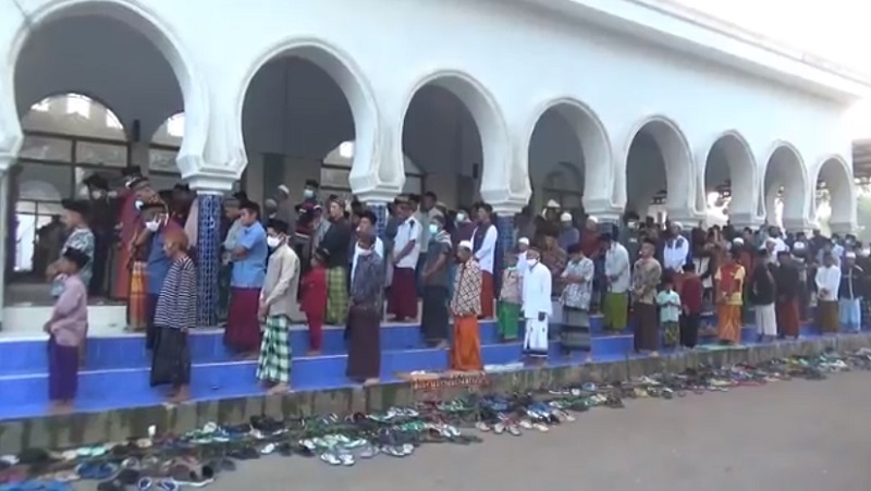 Ratusan Umat Muslim Jelbuk Jember Menggelar Salat Id Rabu Pagi
