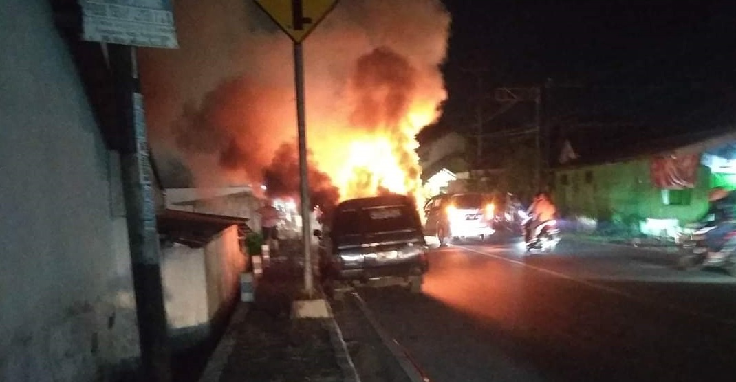 Ditinggal Unjung-unjung Isuzu Panther Meleduk dan Terbakar di Probolinggo