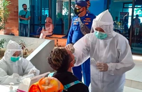 Tiga Calon Penumpang Gagal Berlayar ke Bawean Gara-gara Reaktif Tes Antigen