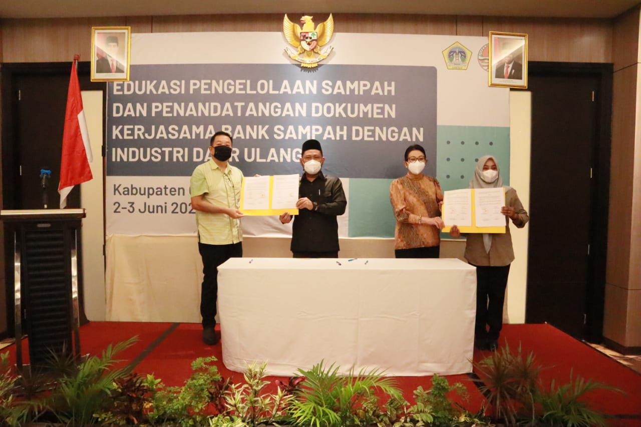 Bupati dan Dirjen PSLB3 KLH Saksikan MoU Bank Sampah Dengan PT Mekabox
