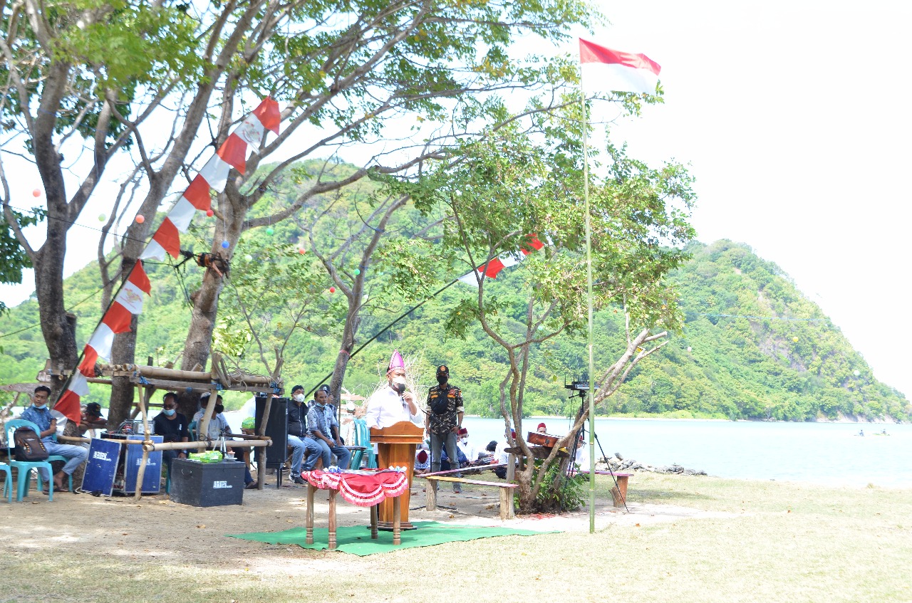 Indahnya Pantai Selayar di Bawean, Bisa Berjalan Kaki Ke Pulau Seberang   