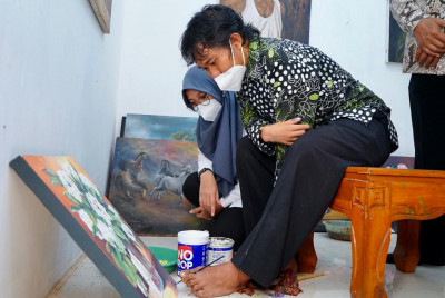 Bupati Ipuk Dapat Surprise dari Pelukis Difabel