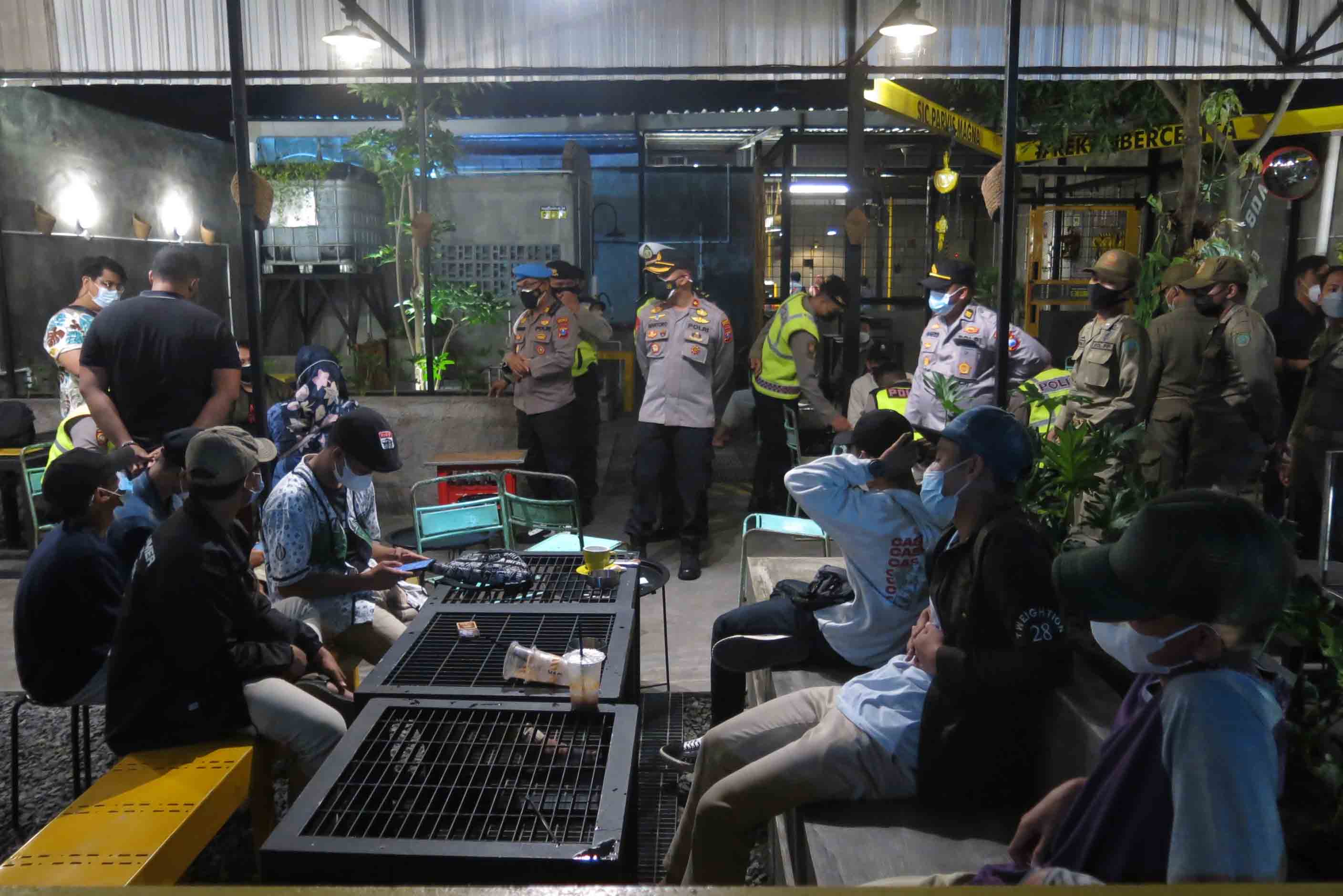 Cangkruk di Kafe Melebihi Jam 22.00, Puluhan Remaja Terkena Razia Jam Malam