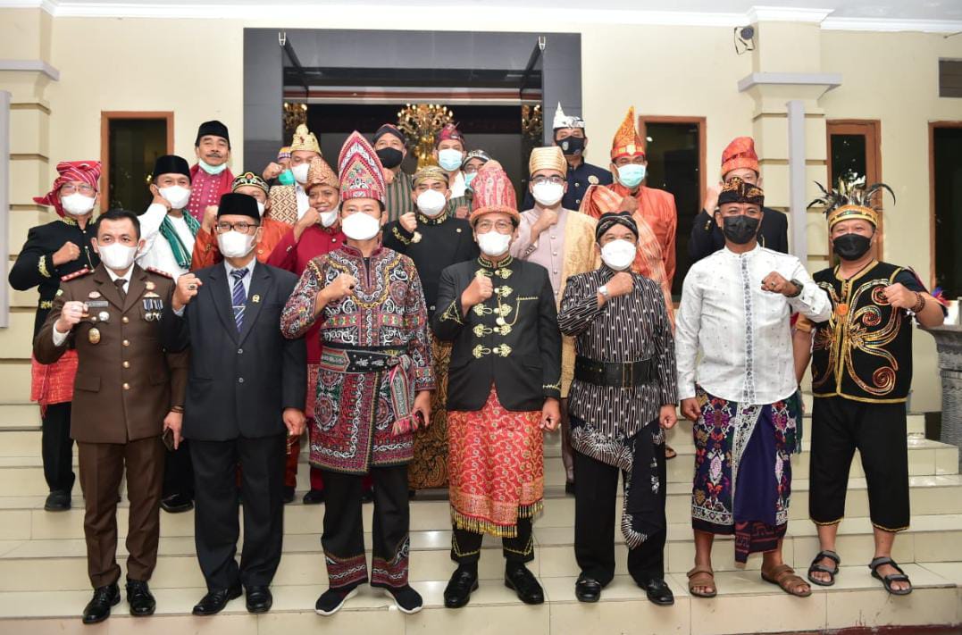 Sampaikan Pesan Kebhinekaan di Hari Pancasila, Bupati-Wabup Lamongan Kenakan Pakaian Adat