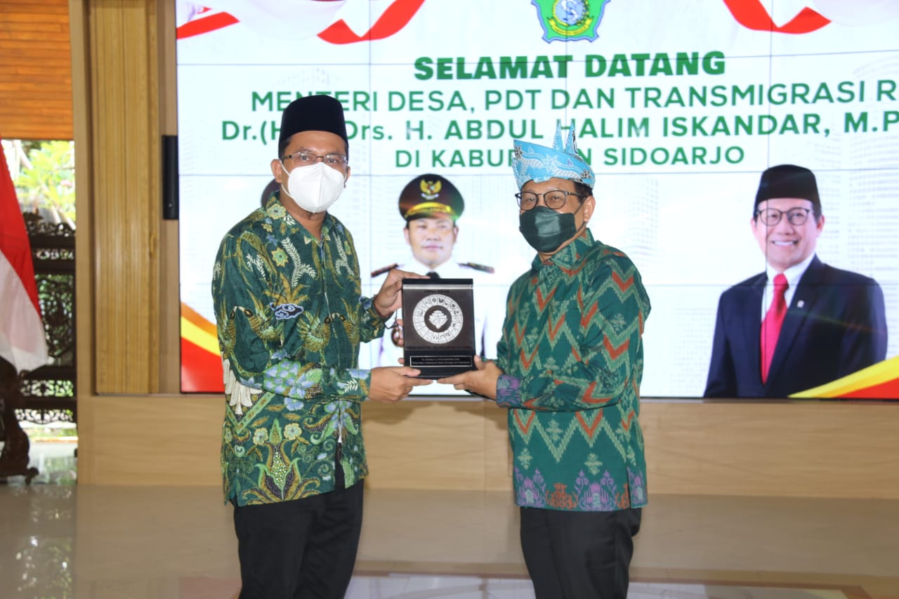 Menteri Desa PDTT Menyerahkan Penghargaan Utama SDGs Desa di Kabupaten Sidoarjo