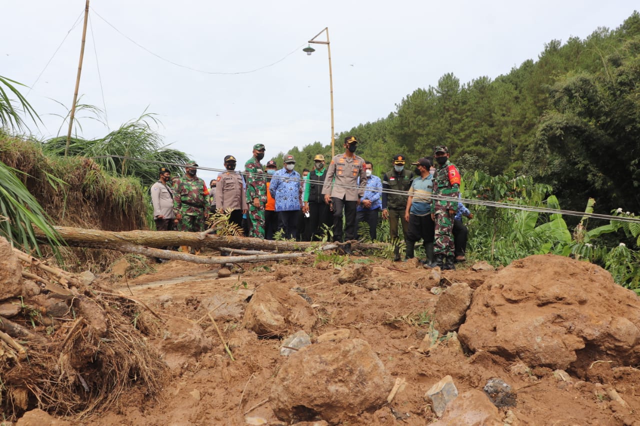 Ratusan Warga Tulungagung Terisolasi Akibat Bencana Longsor