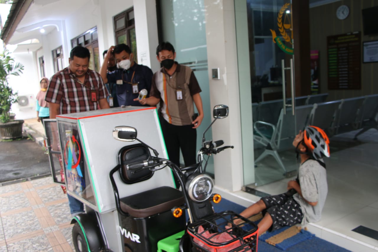 Gunakan Motor Roda Tiga, Omzet Dagangan Gading Meningkat