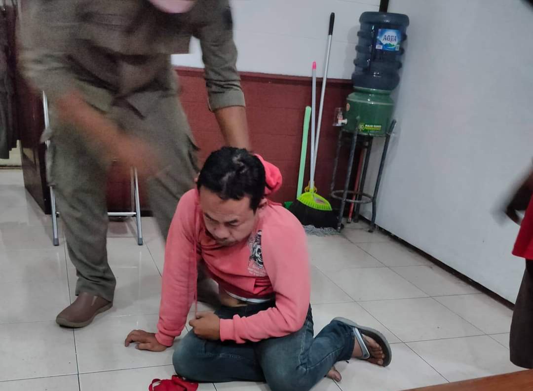 Maling Helm Bonyok Dihajar Peadagang dan Pengunjung Alun-alun Gresik