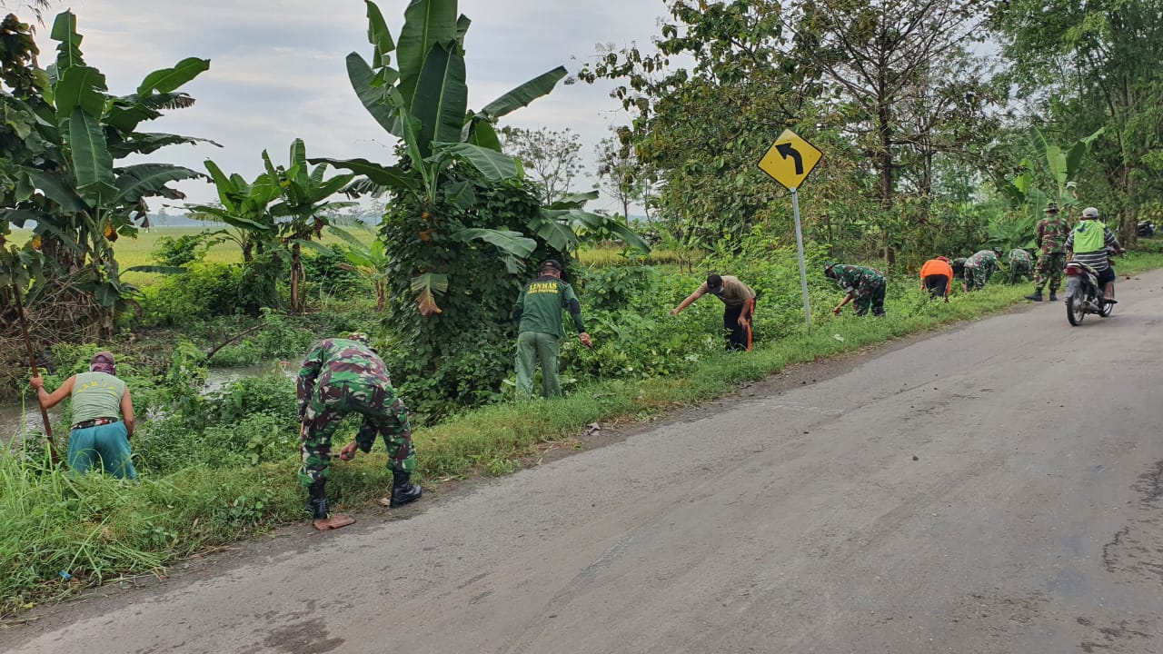 Bersama Rakyat, TNI di Bojonegoro Gotong-Royong Bersihkan Jalan