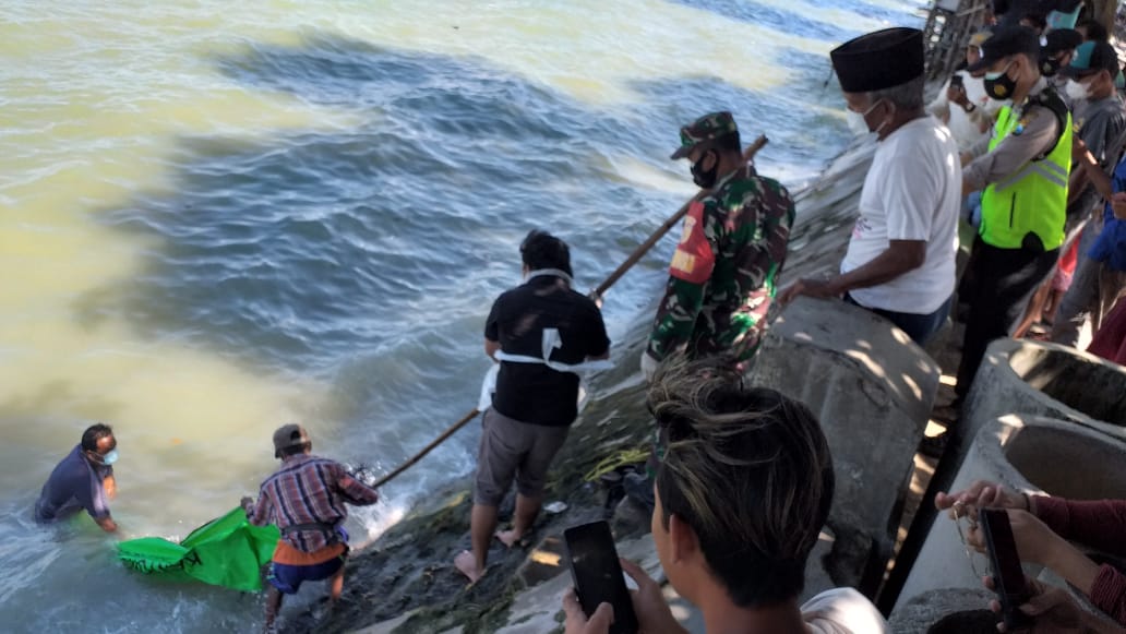 Mayat Pria Terapung di Perairan Dekat Suramadu, Ditemukan Tas Berisi Bata Paving