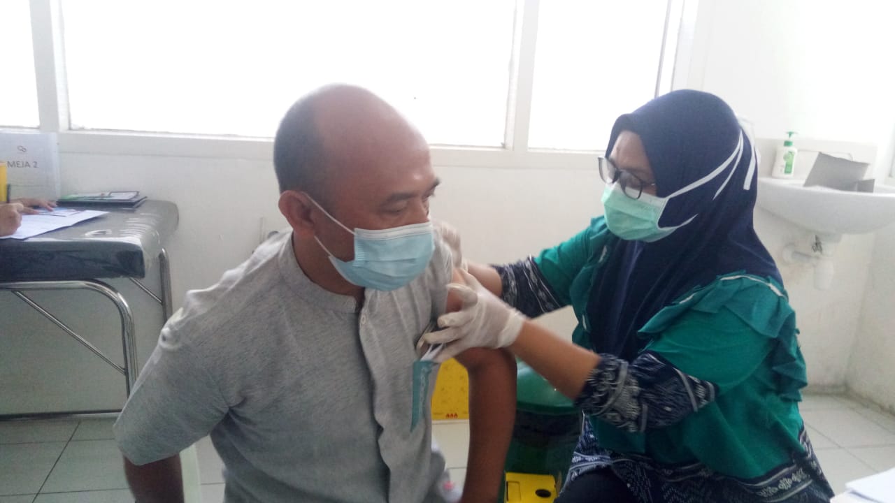 Siap Laksanakan Sekolah Tatap Muka, Guru dan Pegawai Smamita Sidoarjo Jalani Vaksinasi